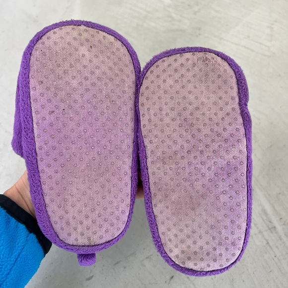 Girls House Slippers 8/9C The Children’s Place - Picture 2 of 3